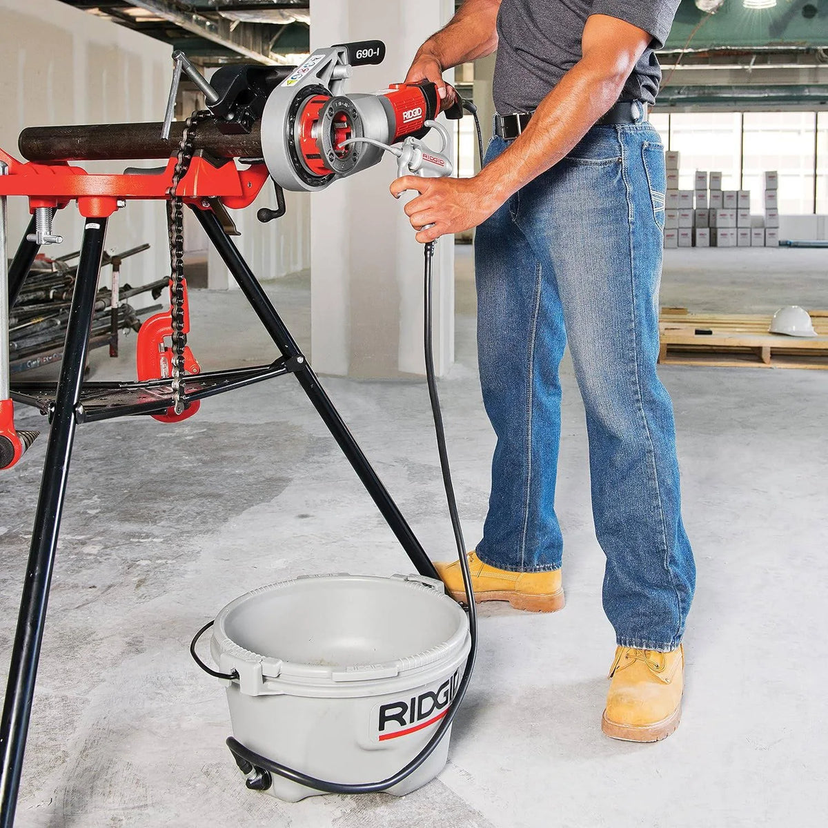 10883 RIDGID 10883 Oiler with 1 Gallon Nu-Clear Thread Cutting Oil